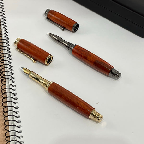Parure 2 Stylos Premium Bois Padouk Rouge d'Afrique. Personnalisé avec gravure. Livré avec boîte cadeau luxe.