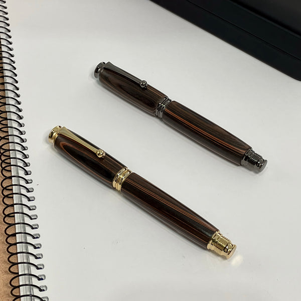 Parure 2 Stylos Premium Bois Ebène de Macassar. Personnalisé avec gravure. Livré avec boîte cadeau luxe.