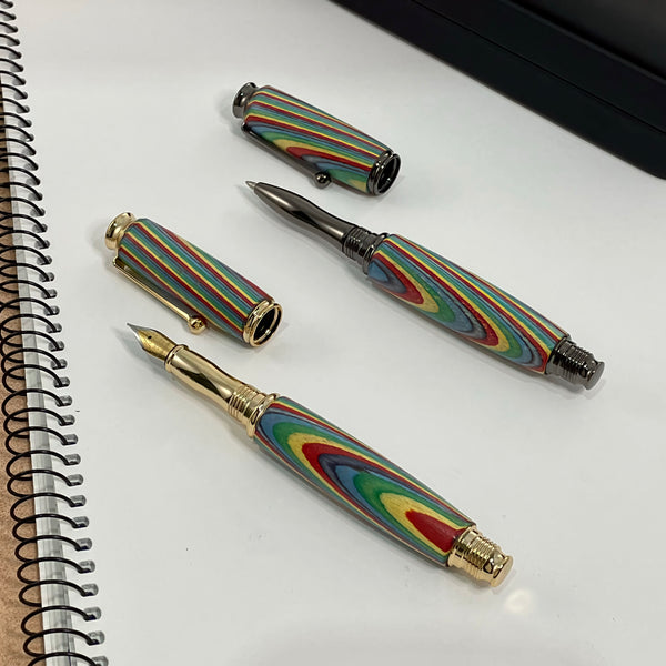 Parure 2 Stylos Premium Bois Arc En Ciel, Rainbow. Personnalisé avec gravure. Livré avec boîte cadeau luxe.