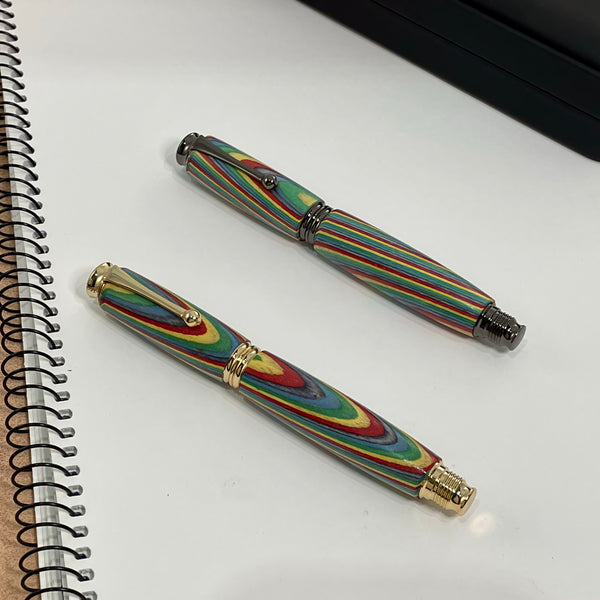 Parure 2 Stylos Premium Bois Arc En Ciel, Rainbow. Personnalisé avec gravure. Livré avec boîte cadeau luxe.