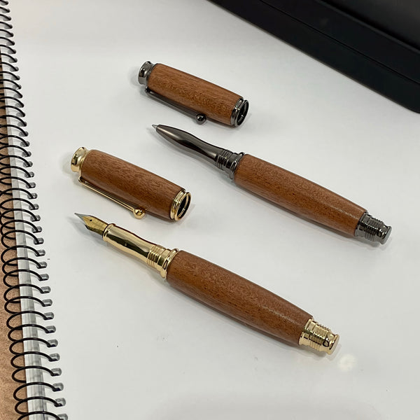 Parure 2 Stylos Premium Bois Acajou d'Afrique. Personnalisé avec gravure. Livré avec boîte cadeau luxe.