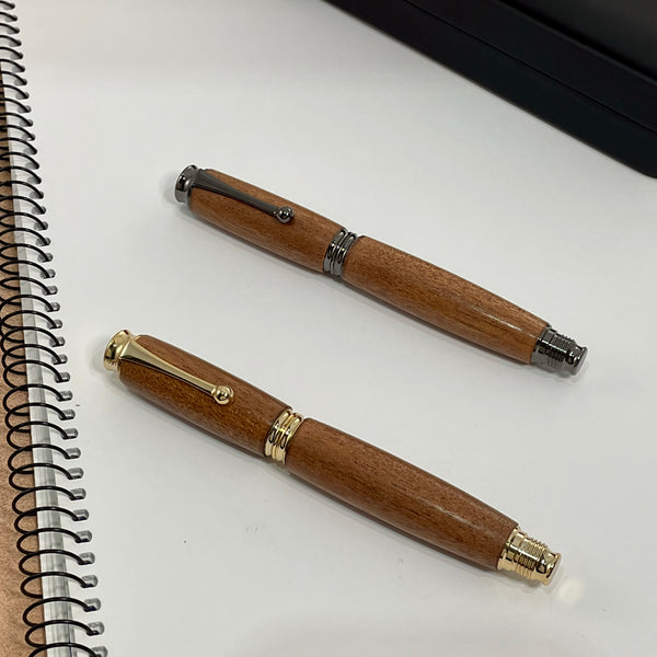 Parure 2 Stylos Premium Bois Acajou d'Afrique. Personnalisé avec gravure. Livré avec boîte cadeau luxe.