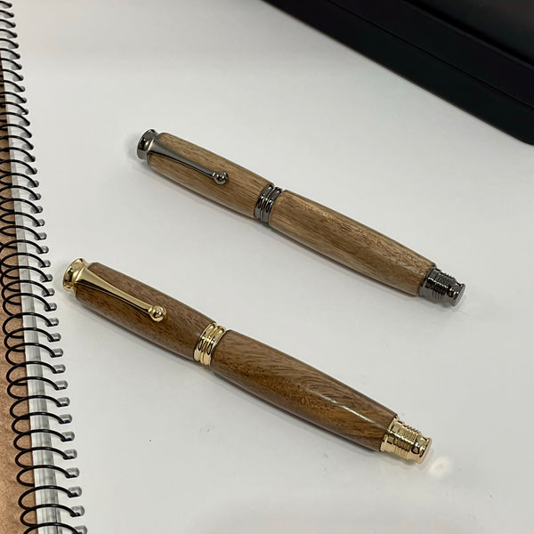Parure 2 Stylos Premium Bois Noyer des Pyrénées. Personnalisé avec gravure. Livré avec boîte cadeau luxe.