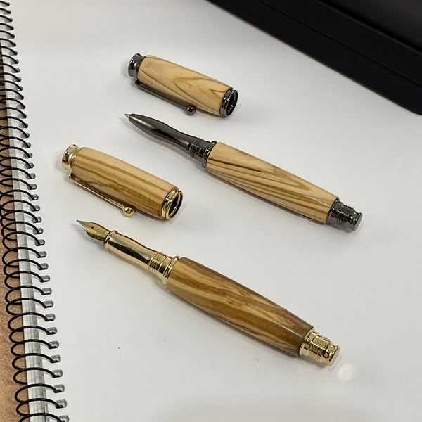 Parure 2 Stylos Premium Bois Olivier d'Italie. Personnalisé avec gravure. Livré avec boîte cadeau luxe.