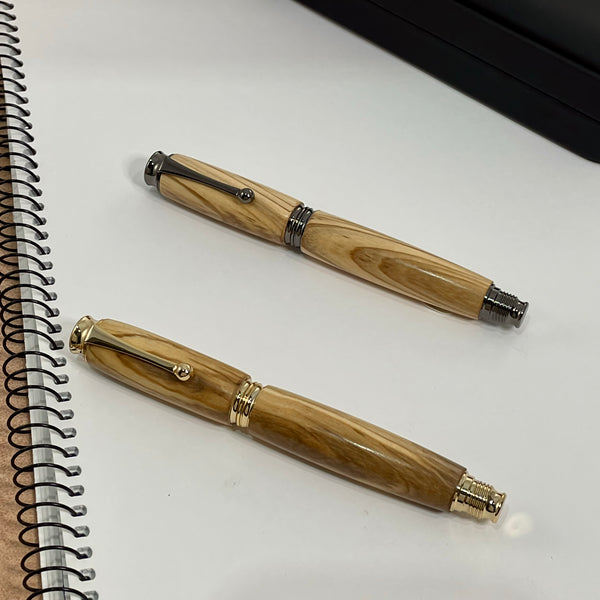 Parure 2 Stylos Premium Bois Olivier d'Italie. Personnalisé avec gravure. Livré avec boîte cadeau luxe.