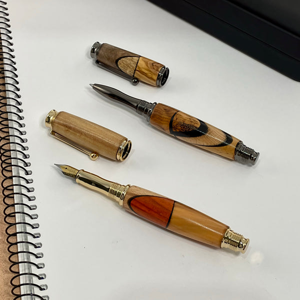 Parure 2 Stylos Premium Bois Précieux et Résine Noire. Personnalisé avec gravure. Livré avec boîte cadeau luxe.