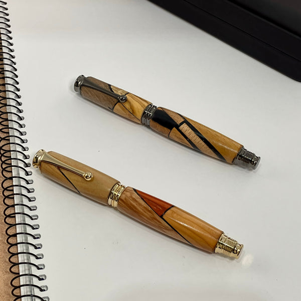Parure 2 Stylos Premium Bois Précieux et Résine Noire. Personnalisé avec gravure. Livré avec boîte cadeau luxe.