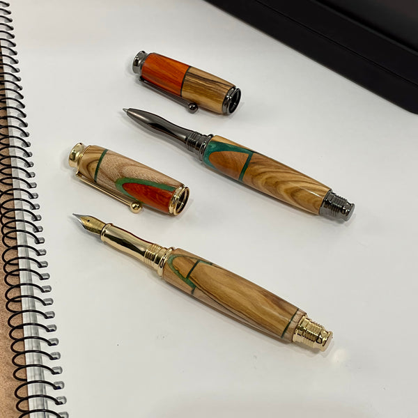 Parure 2 Stylos Premium Bois Précieux et Résine Verte. Personnalisé avec gravure. Livré avec boîte cadeau luxe.