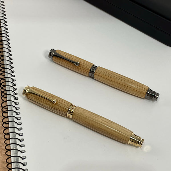 Parure 2 Stylos Premium Bois Chêne de France. Personnalisé avec gravure. Livré avec boîte cadeau luxe.
