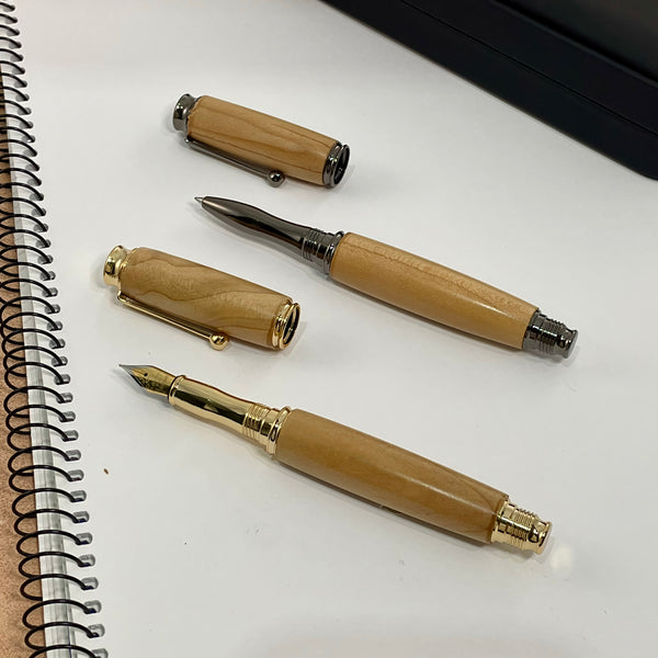 Parure 2 Stylos Premium Bois Cèdre de France. Personnalisé avec gravure. Livré avec boîte cadeau luxe.