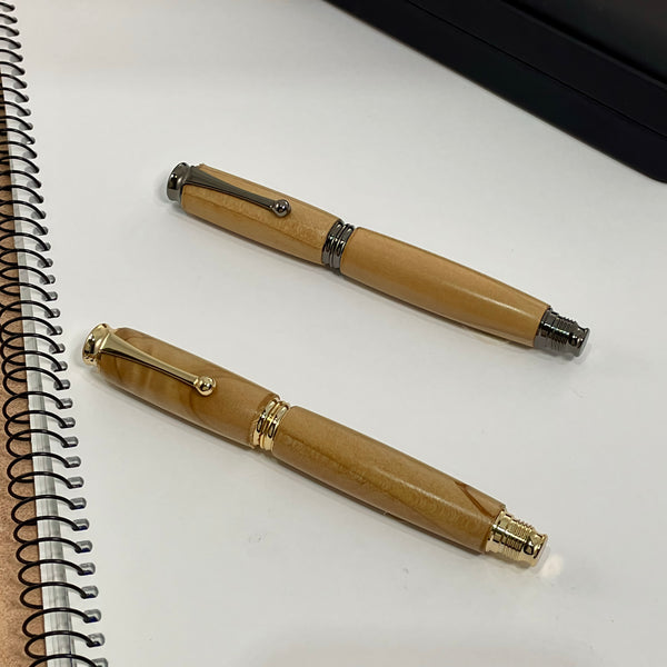 Parure 2 Stylos Premium Bois Cèdre de France. Personnalisé avec gravure. Livré avec boîte cadeau luxe.