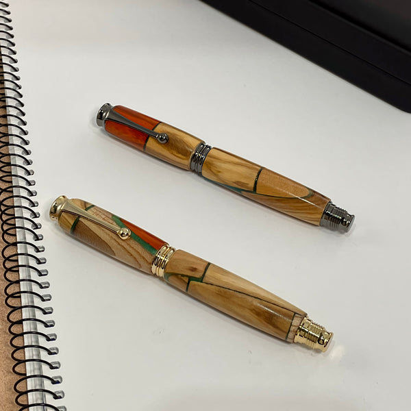 Parure 2 Stylos Premium Bois Précieux et Résine Verte. Personnalisé avec gravure. Livré avec boîte cadeau luxe.