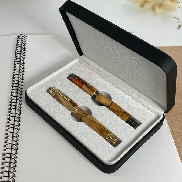 Parure 2 Stylos Premium Bois Précieux et Résine Verte. Personnalisé avec gravure. Livré avec boîte cadeau luxe.