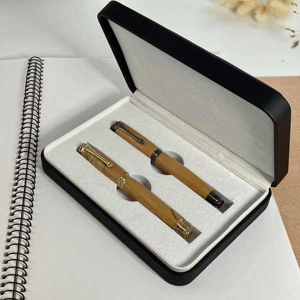 Parure 2 Stylos Premium Bois Cèdre de France. Personnalisé avec gravure. Livré avec boîte cadeau luxe.