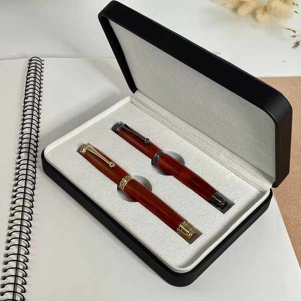 Parure 2 Stylos Premium Bois Padouk Rouge d'Afrique. Personnalisé avec gravure. Livré avec boîte cadeau luxe.