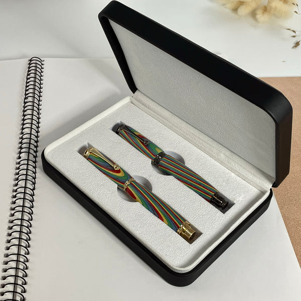 Parure 2 Stylos Premium Bois Arc En Ciel, Rainbow. Personnalisé avec gravure. Livré avec boîte cadeau luxe.