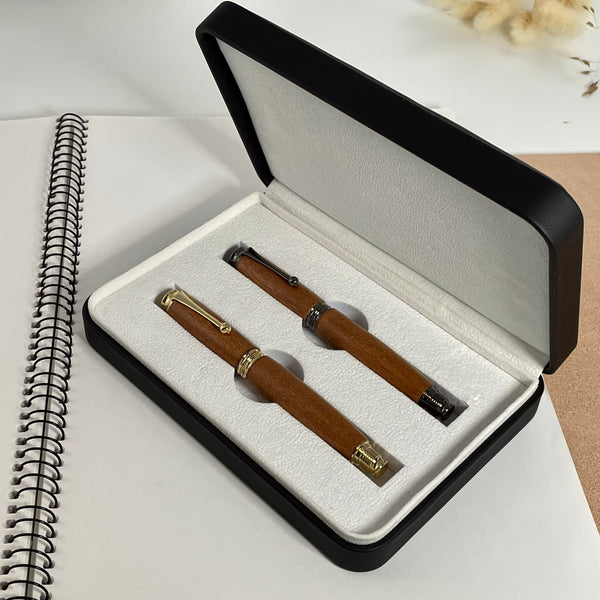 Parure 2 Stylos Premium Bois Acajou d'Afrique. Personnalisé avec gravure. Livré avec boîte cadeau luxe.