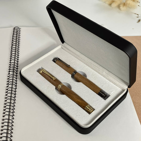 Parure 2 Stylos Premium Bois Noyer des Pyrénées. Personnalisé avec gravure. Livré avec boîte cadeau luxe.