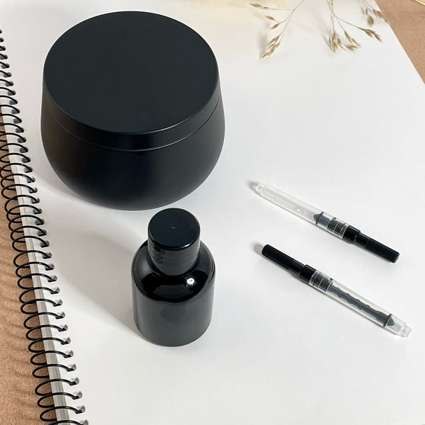 Coffret cadeau : Boite + Stylo Plume Luxe + Carnet Premium A5 + Cartouches + Housse. Personnalisation Possible.
