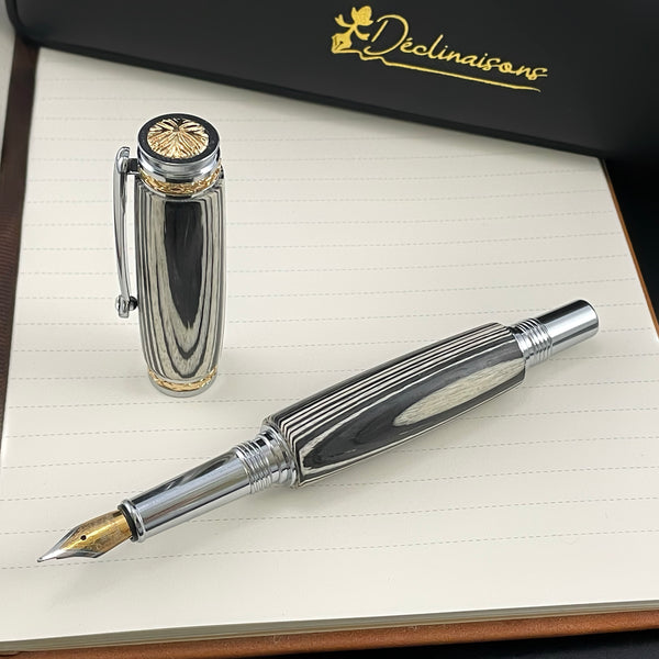 Coffret cadeau : Boite + Stylo Plume Luxe + Carnet Premium A5 + Cartouches + Housse. Personnalisation Possible.
