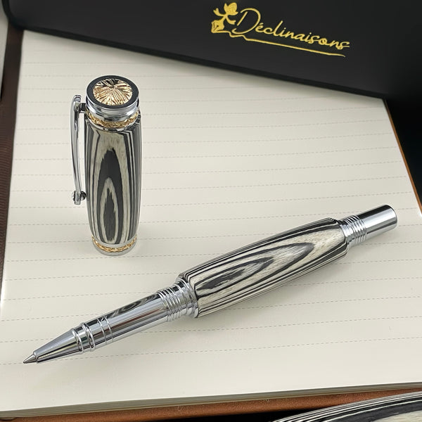 Coffret cadeau : Boite + Stylo Roller Luxe + Carnet Premium A5 + Cartouche + Housse. Personnalisation Possible.