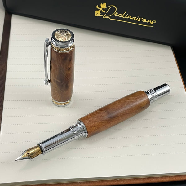 Coffret cadeau : Boite + Stylo Plume Luxe + Carnet Premium A5 + Cartouches + Housse. Personnalisation Possible.