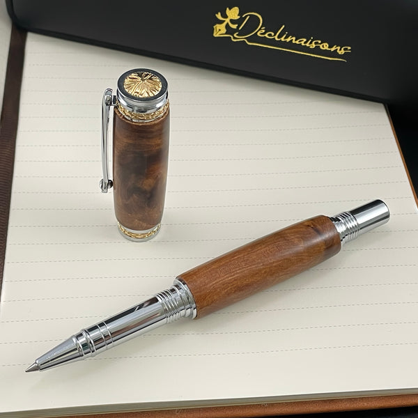 Coffret cadeau : Boite + Stylo Roller Luxe + Carnet Premium A5 + Cartouche + Housse. Personnalisation Possible.