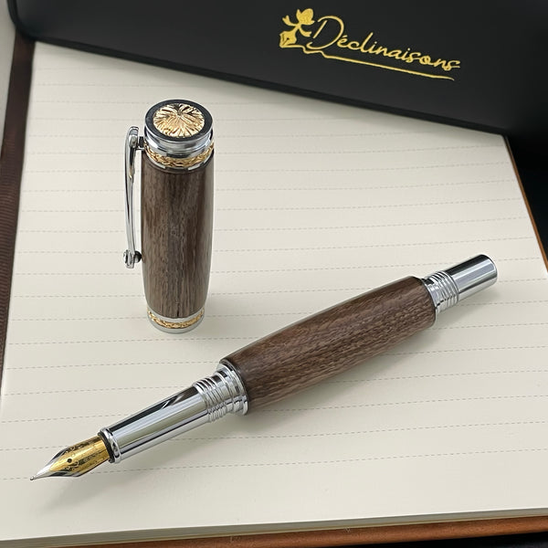 Coffret cadeau : Boite + Stylo Plume Luxe + Carnet Premium A5 + Cartouches + Housse. Personnalisation Possible.
