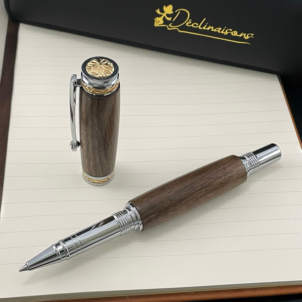 Coffret cadeau : Boite + Stylo Roller Luxe + Carnet Premium A5 + Cartouche + Housse. Personnalisation Possible.