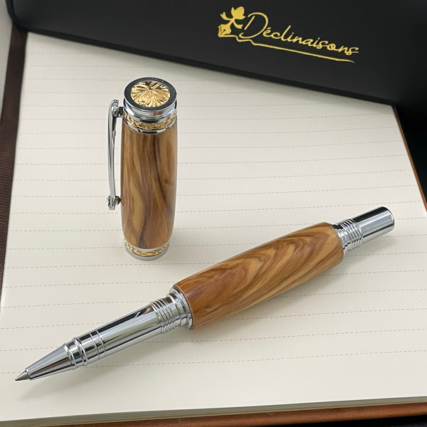 Coffret cadeau : Boite + Stylo Roller Luxe + Carnet Premium A5 + Cartouche + Housse. Personnalisation Possible.