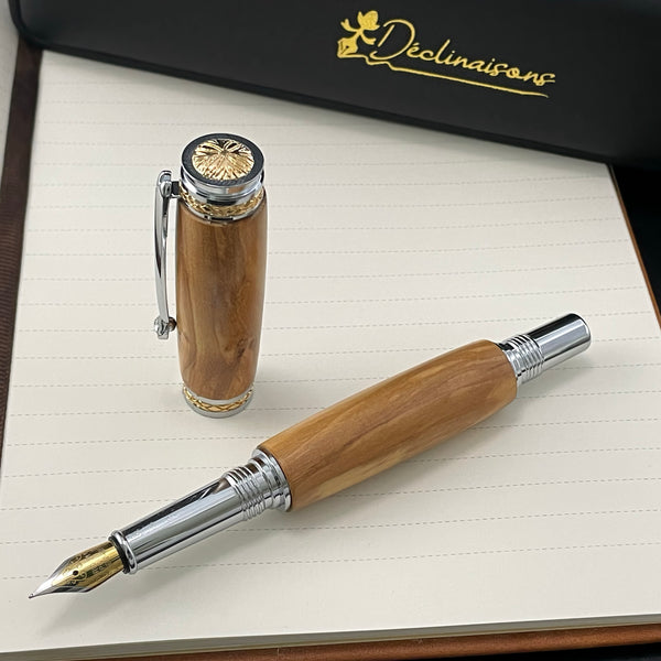 Coffret cadeau : Boite + Stylo Plume Luxe + Carnet Premium A5 + Cartouches + Housse. Personnalisation Possible.