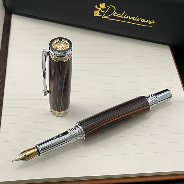 Coffret cadeau : Boite + Stylo Plume Luxe + Carnet Premium A5 + Cartouches + Housse. Personnalisation Possible.