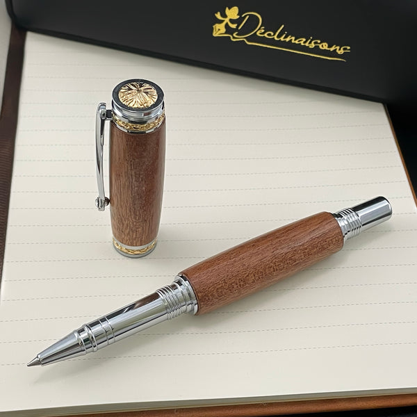 Coffret cadeau : Boite + Stylo Roller Luxe + Carnet Premium A5 + Cartouche + Housse. Personnalisation Possible.