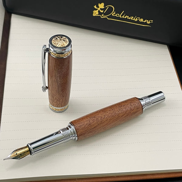 Coffret cadeau : Boite + Stylo Plume Luxe + Carnet Premium A5 + Cartouches + Housse. Personnalisation Possible.