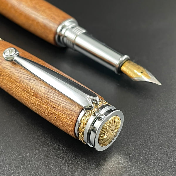 Parure 2 Stylos Luxe Bois Acajou d'Afrique, avec éléments plaqué Or 24k et Cristal. Personnalisé et livré avec boîte cadeau luxe.