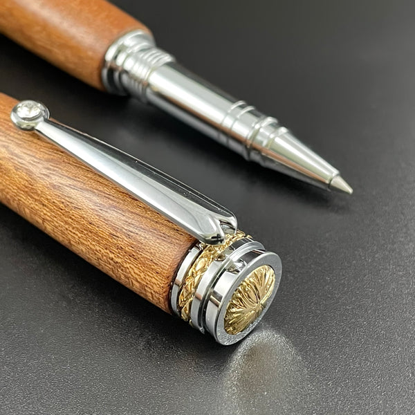 Parure 2 Stylos Luxe Bois Acajou d'Afrique, avec éléments plaqué Or 24k et Cristal. Personnalisé et livré avec boîte cadeau luxe.