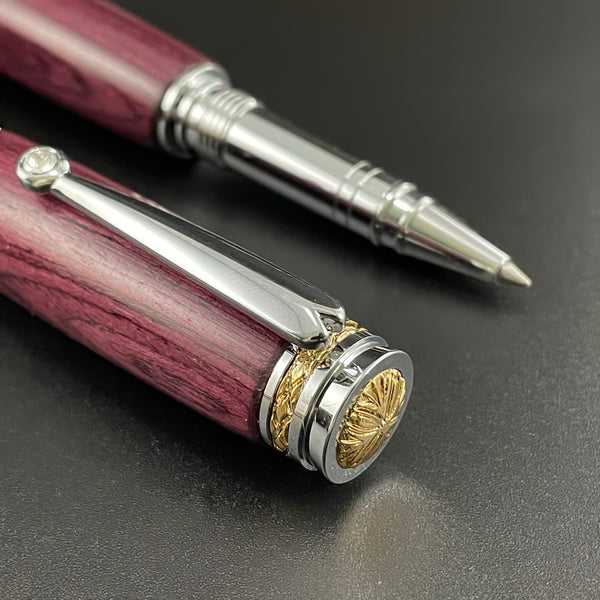 Stylo Roller Luxe Bois Amarante avec éléments plaqué Or 24k et Cristal. Personnalisable et livré avec boîte cadeau luxe.