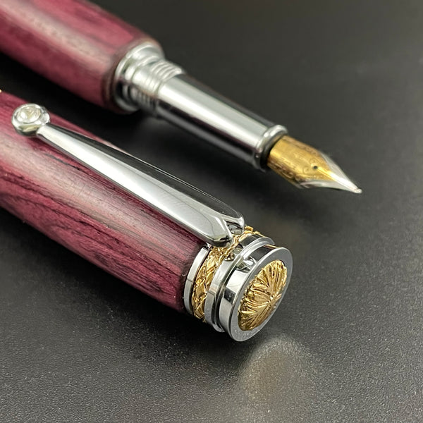 Parure 2 Stylos Luxe Bois Amarante, avec éléments plaqué Or 24k et Cristal. Personnalisé et livré avec boîte cadeau luxe.