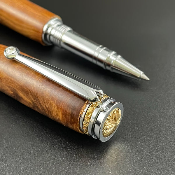 Parure 2 Stylos Luxe Bois Loupe Thuya du Maroc, avec éléments plaqué Or 24k et Cristal. Personnalisé et livré avec boîte cadeau luxe.
