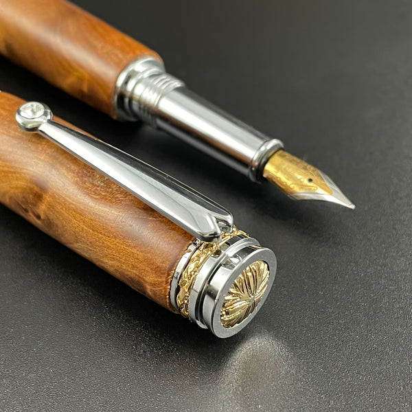 Parure 2 Stylos Luxe Bois Loupe Thuya du Maroc, avec éléments plaqué Or 24k et Cristal. Personnalisé et livré avec boîte cadeau luxe.