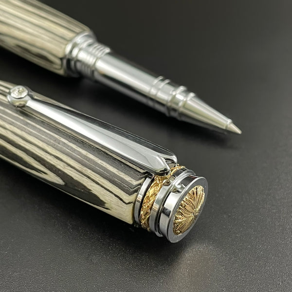 Parure 2 Stylos Luxe Bois Ébène Macassar Blanc et Noir, avec éléments plaqué Or 24k et Cristal. Personnalisé et livré avec boîte cadeau luxe.
