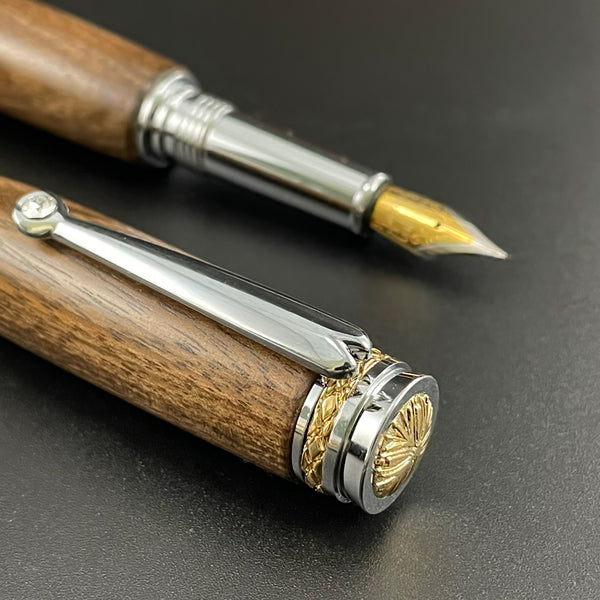 Parure 2 Stylos Luxe Bois Noyer des Pyrénées, avec éléments plaqué Or 24k et Cristal. Personnalisé et livré avec boîte cadeau luxe.