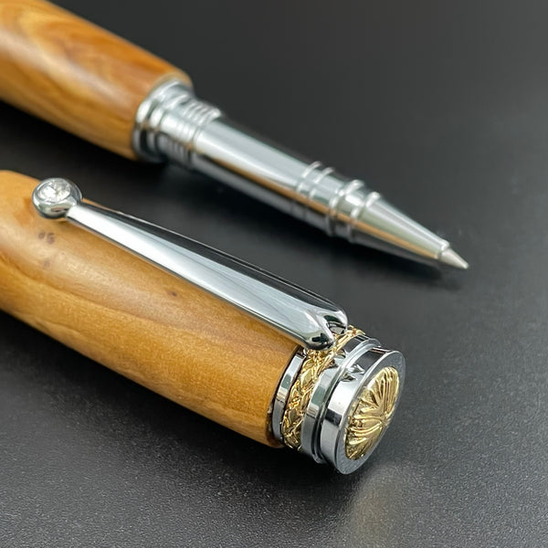 Stylo Roller Luxe Bois Olivier d'Italie avec éléments plaqué Or 24k et Cristal. Personnalisable et livré avec boîte cadeau luxe.