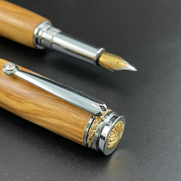 Parure 2 Stylos Luxe Bois Olivier d'Italie, avec éléments plaqué Or 24k et Cristal. Personnalisé et livré avec boîte cadeau luxe.