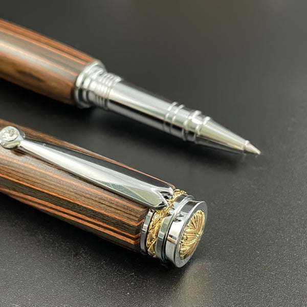 Parure 2 Stylos Luxe Bois Ebène Noir de Macassar, avec éléments plaqué Or 24k et Cristal. Personnalisé et livré avec boîte cadeau luxe.
