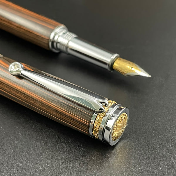 Parure 2 Stylos Luxe Bois Ebène Noir de Macassar, avec éléments plaqué Or 24k et Cristal. Personnalisé et livré avec boîte cadeau luxe.