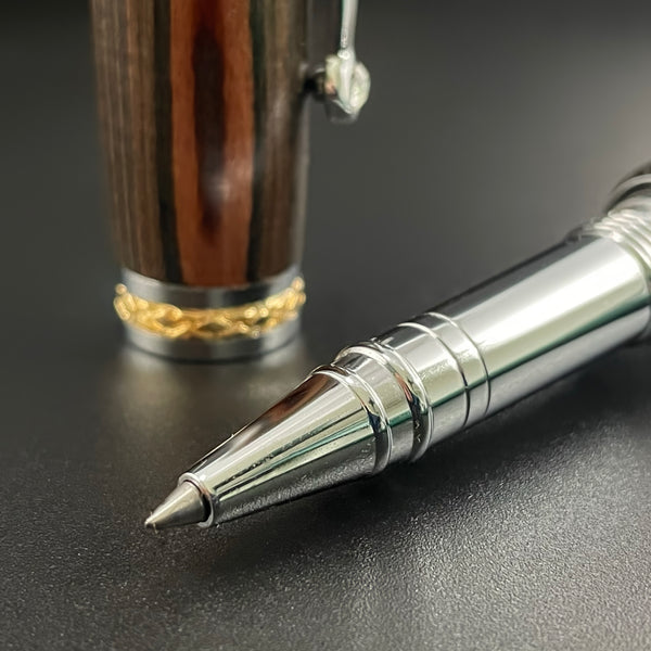Parure 2 Stylos Luxe Bois Ebène Noir de Macassar, avec éléments plaqué Or 24k et Cristal. Personnalisé et livré avec boîte cadeau luxe.