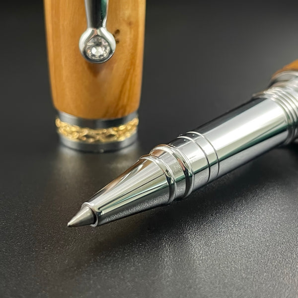 Parure 2 Stylos Luxe Bois Olivier d'Italie, avec éléments plaqué Or 24k et Cristal. Personnalisé et livré avec boîte cadeau luxe.