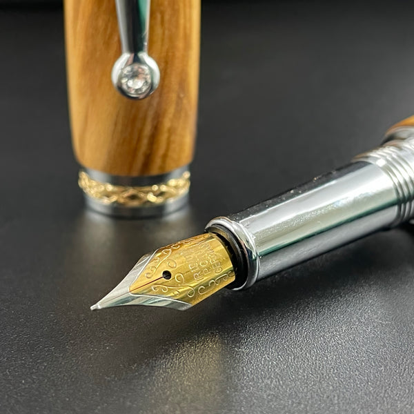Parure 2 Stylos Luxe Bois Olivier d'Italie, avec éléments plaqué Or 24k et Cristal. Personnalisé et livré avec boîte cadeau luxe.