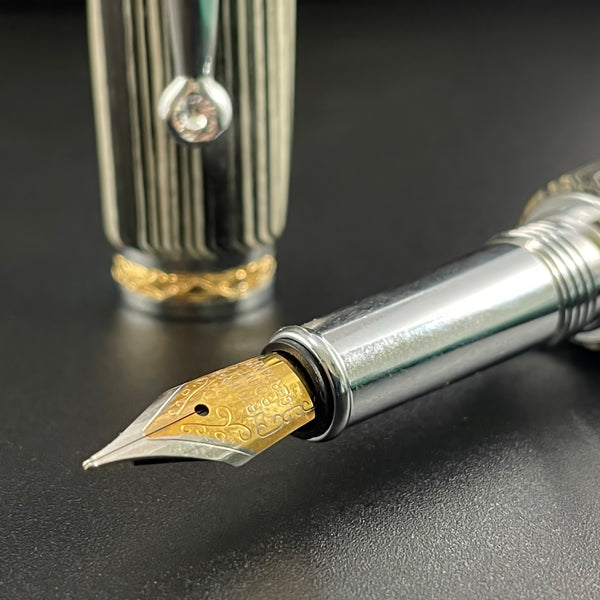 Parure 2 Stylos Luxe Bois Ébène Macassar Blanc et Noir, avec éléments plaqué Or 24k et Cristal. Personnalisé et livré avec boîte cadeau luxe.